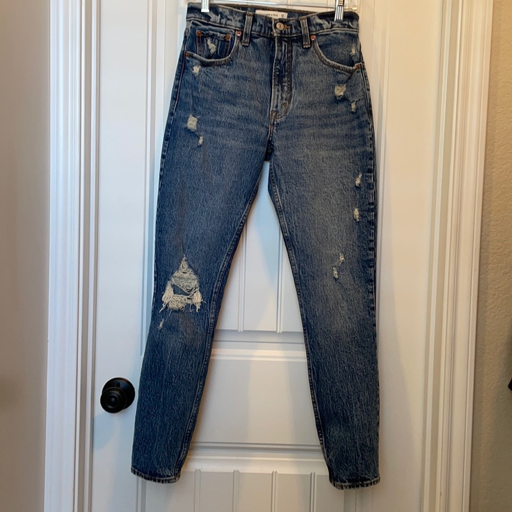 Ambercrombie The Skinny Highrise, Size 26/2R, Med Ripped Wash, built in Stretch